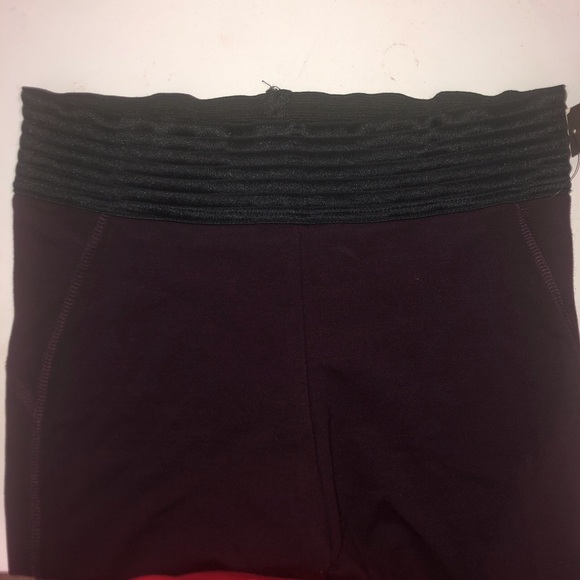 Plum coloured leggings with thick black waistband - Picture 2 of 4